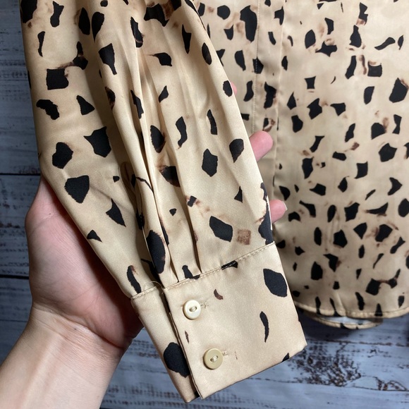 Was💲20! EUC H&M animal print long sleeve multicolored button-down blouse - Picture 9 of 16
